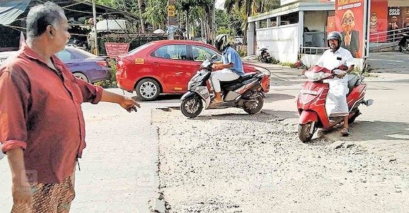 മരടിൽ ദേശീയപാതയിലെ കുഴി തോടായി; മൂടാതെ 4 മാസം: അപകടാവസ്ഥ മരട് ന്യൂക്ലിയസ് മാളിനു സമീപം